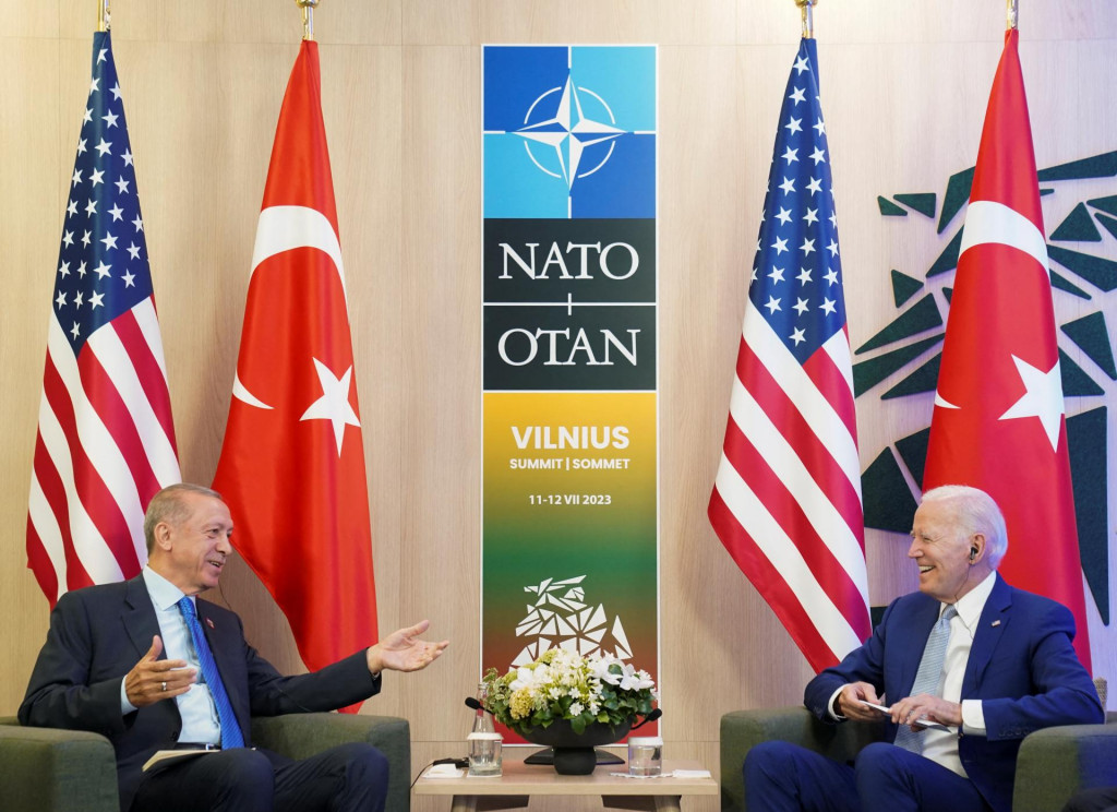 Americký prezident Joe Biden s tureckým prezidentom Tayyipom Erdoganom na summite NATO vo Vilniuse. FOTO: Reuters