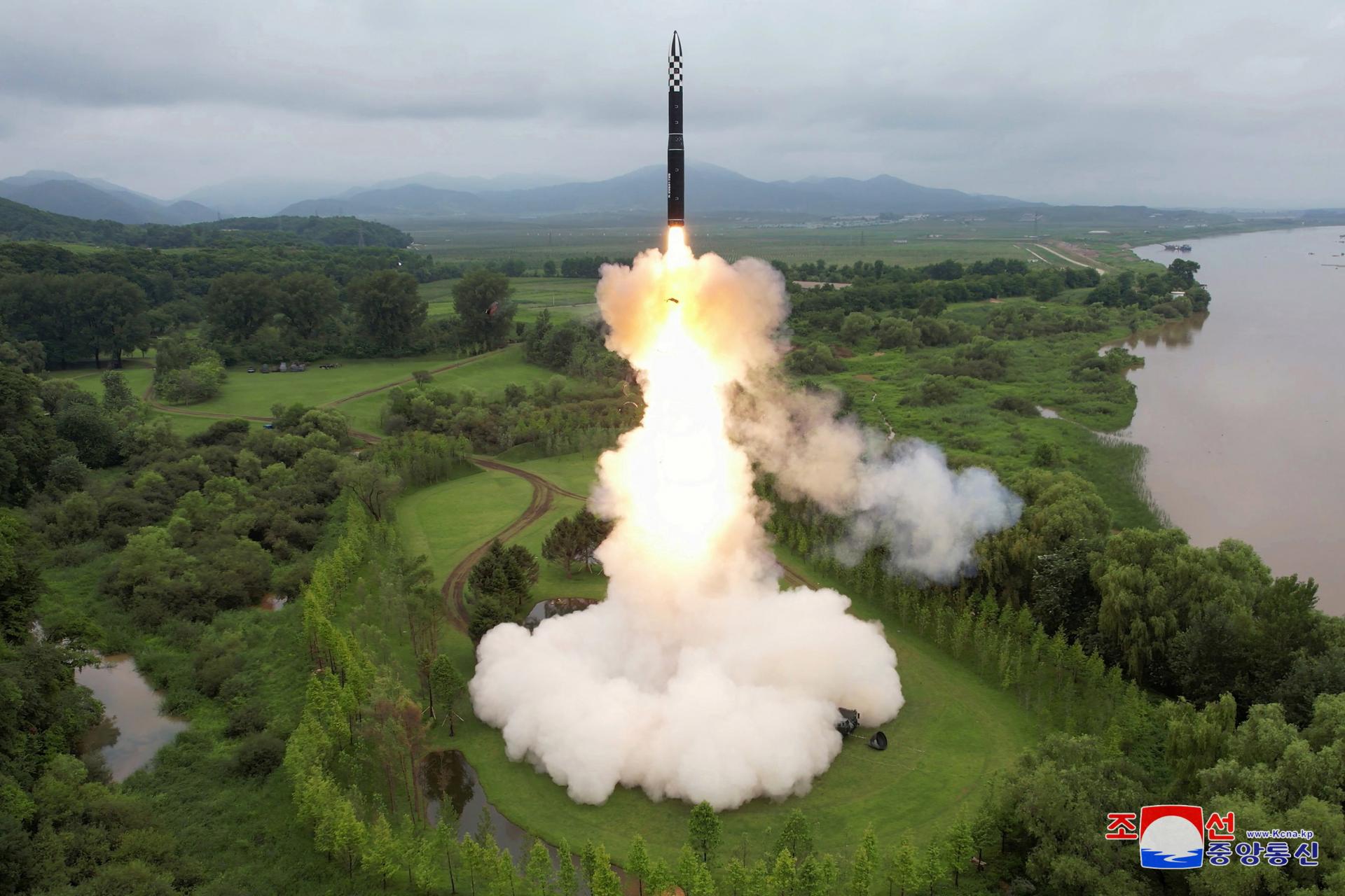 Severná Kórea môže zaútočiť behom okamžiku. Otestovala medzikontinentálnu raketu na tuhé palivo Hwasong-18