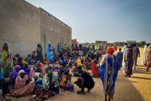 Sudánski utečenci sa zhromažďujú v nemocnici Adre v Čade. FOTO: Reuters