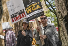 Záber z demonštrácie na podporu štrajkujúcich hollywoodskych scenáristov (9. mája 2023)