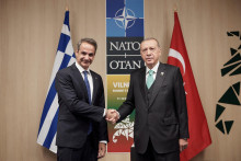 Grécky premiér Kyriakos Mitsotakis sa stretol s tureckým prezidentom Tayyipom Erdoganom počas summitu lídrov NATO vo Vilniuse. FOTO: Reuters/Greek Prime Minister‘s Office