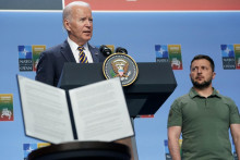 Americký prezident Joe Biden vystúpil na podujatí s lídrami G7 a ukrajinským prezidentom Volodymyrom Zelenským, aby oznámili spoločné vyhlásenie o podpore Ukrajine. FOTO: Reuters