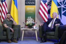 Americký prezident Joe Biden a ukrajinský prezident Volodymyr Zelenskyj počas stretnutia na summite NATO vo Vilniuse. FOTO: TASR/AP