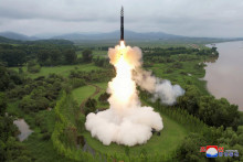 Medzikontinentálna balistická raketa Hwasong-18 je odpálená z neznámeho miesta v Severnej Kórei. FOTO: KCNA