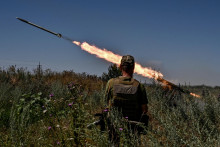 Dlhodobým plánom Ukrajiny je oslobodiť teraz čo najväčšiu časť územia a potom postaviť delostrelecké a raketové systémy na hranici okupovaného Krymu. FOTO: Reuters