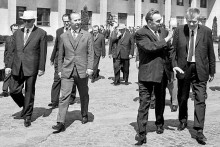 Členovia československej a sovietskej delegácie pri odchode z rokovaní v Čiernej nad Tisou. Alexander Dubček (druhý zľava) a Josef Smrkovský (vpravo, pri debate s Leonidom Brežnevom) verili, že dosiahli svoje, Sovieti sa však už v tom čase pripravovali vojenskú inváziu.