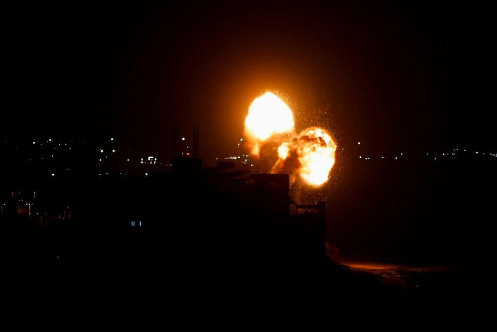 Dym a plamene počas útokov na Gazu. FOTO: Reuters