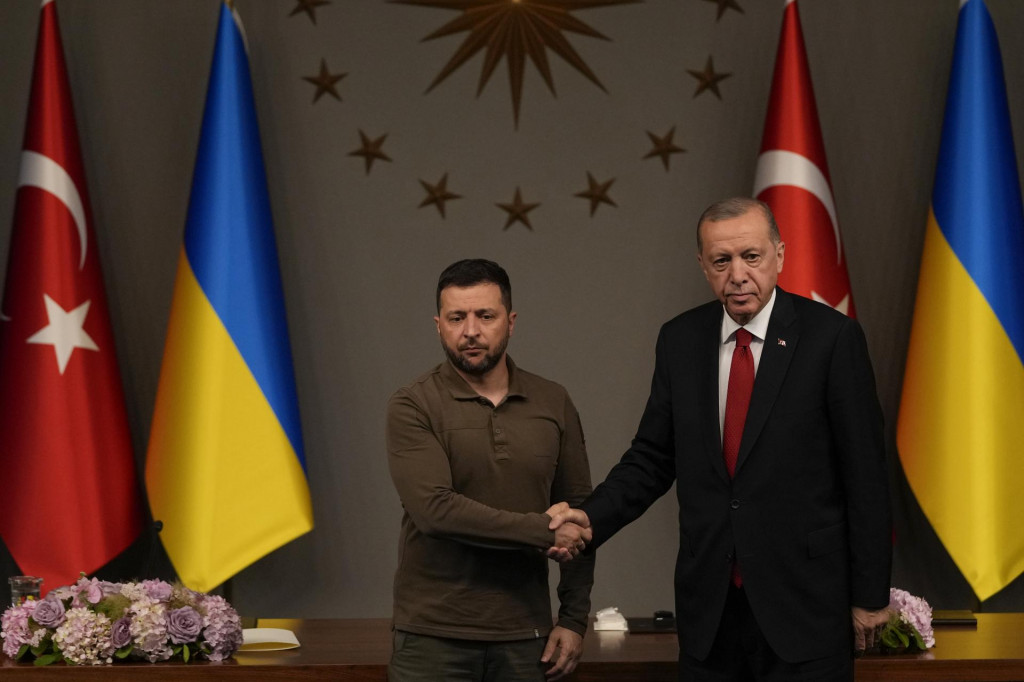 Turecký prezident Recep Tayyip Erdogan a ukrajinský prezident Volodymyr Zelenskyj. FOTO: TASR/AP