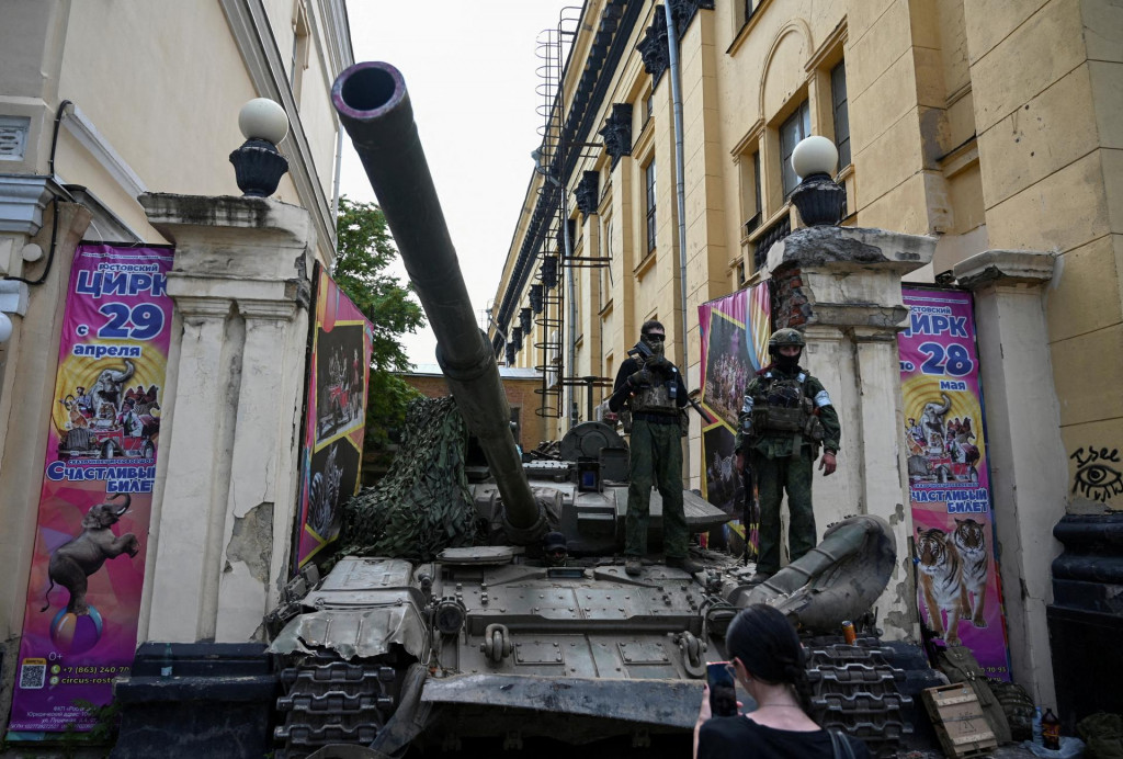 Súkromná žoldnierska Wagnerova skupina stojí na tanku pred miestnym cirkusom neďaleko veliteľstva Južného vojenského okruhu v meste Rostov nad Donom. FOTO: Reuters