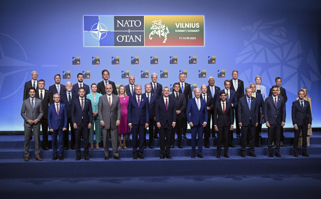 Generálny tajomník NATO Jens Stoltenberg (uprostred) pózuje počas oficiálnej spoločnej fotografie s ďalšími účastníkmi, vrátane prezidentky Zuzany Čaputovej (v tretej rade druhá sprava) na summite NATO vo Vilniuse. FOTO: TASR/AP