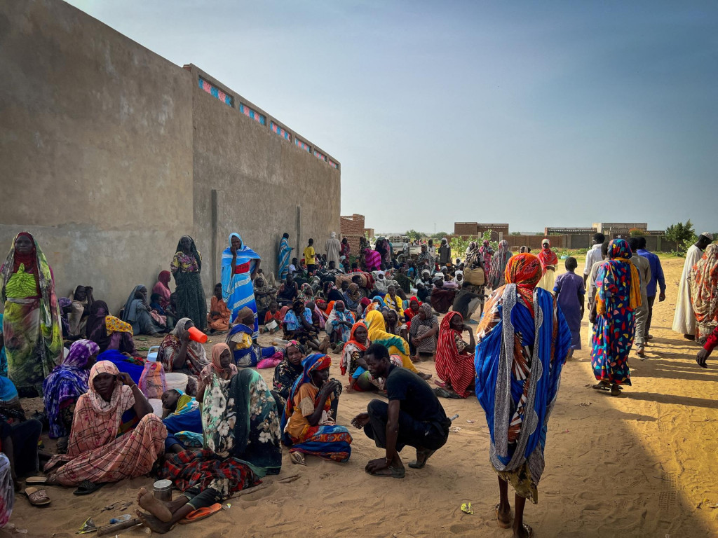 Sudánski utečenci sa zhromažďujú v nemocnici Adre v Čade. FOTO: Reuters