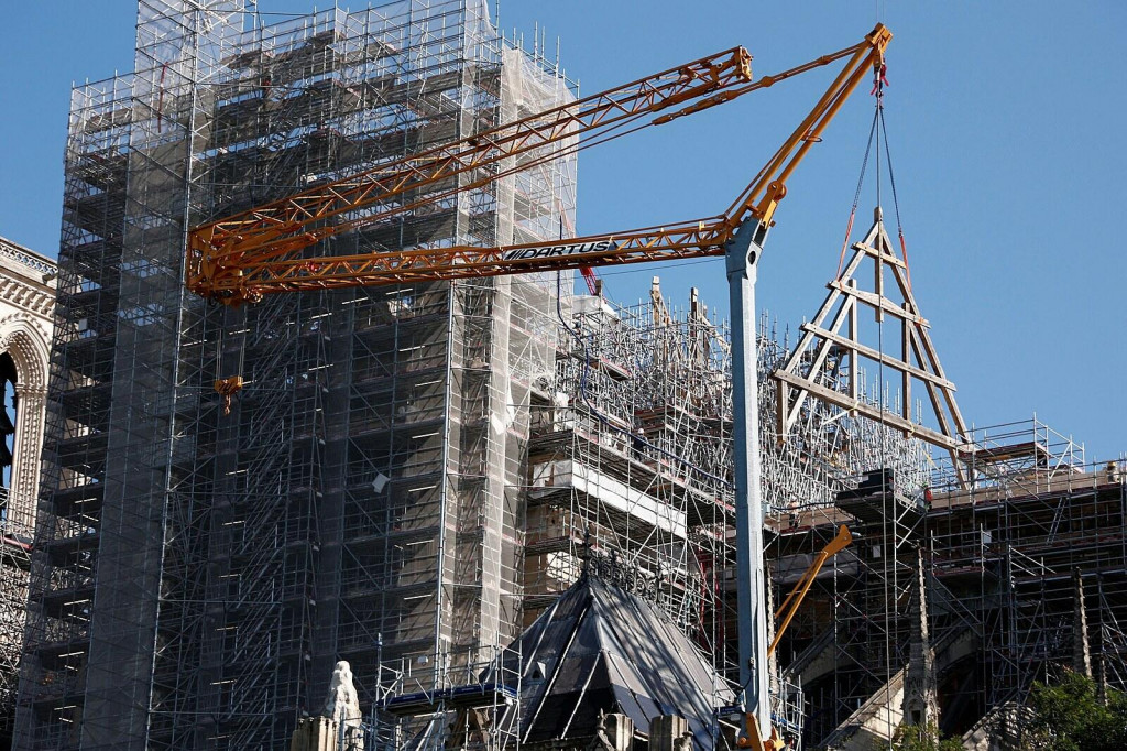 Parížska katedrála Notre-Dame dostala v utorok nový krov. Rekonštrukcia potrvá do budúceho roka. FOTO: Reuters