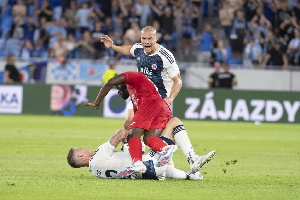 Vľavo Juraj Kucka (Slovan) a vpravo Nego Ekofo (Hesper) počas z&aacute;pasu 1. predkola kvalifik&aacute;cie Ligy majstrov UEFA &Scaron;K Slovan Bratislava &ndash; FC Swift Hesper. FOTO: TASR/Pavel Neubauer