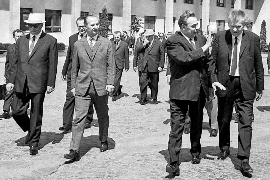 Členovia československej a sovietskej delegácie pri odchode z rokovaní v Čiernej nad Tisou. Alexander Dubček (druhý zľava) a Josef Smrkovský (vpravo, pri debate s Leonidom Brežnevom) verili, že dosiahli svoje, Sovieti sa však už v tom čase pripravovali vojenskú inváziu.