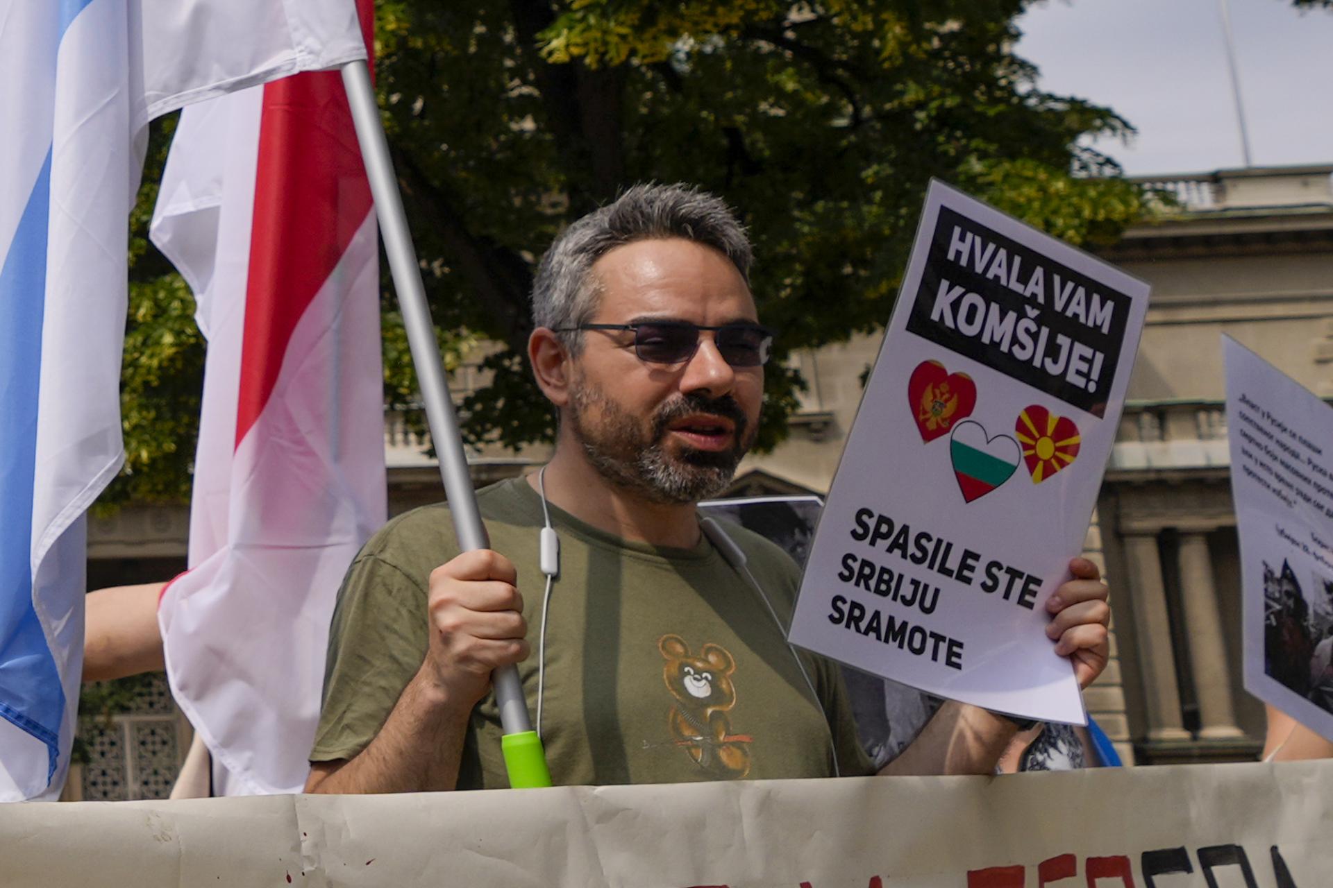 Ruského aktivistu nevpustili do Srbska, uviazol na letisku v Belehrade