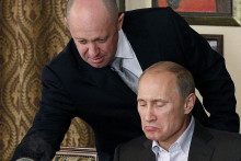 Jevgenij Prigožin a Vladimir Putin boli kedysi blízki spojenci, šéf wagnerovcov sa však nedávno proti prezidentovi vzbúril. FOTO: TASR/AP