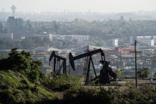 Čerpadlá z ropných vrtov na Inglewood Oil Field, najväčšom mestskom ropnom poli v Spojených štátoch. FOTO: Reuters