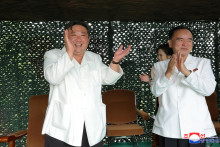 Suverná Kórea skúšobne odpálila raketu Hwasong-18 na tuhé palivo. Kim Čong-un v bielom obleku a obklopený manželkou a hlavnými poradcami po teste nadšene tlieskal. FOTO: Reuters