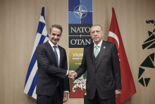 Turecký prezident Recep Tayyip Erdogan a grécky premiér Kyriakos Mitsotakis počas stretnutia na summite NATO vo Vilniuse. FOTO: TASR/AP


