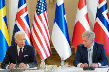Americký prezident Joe Biden sedí vedľa fínskeho prezidenta Sauliho Niinista. FOTO: Reuters