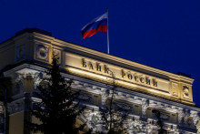 Štátna vlajka nad centrálou ruskej centrálnej banky v Moskve. FOTO: Reuters