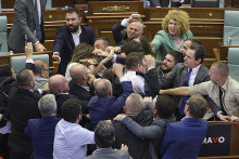 Poslanci počas potýčky v kosovskom parlamente v Prištine. FOTO: TASR/AP
