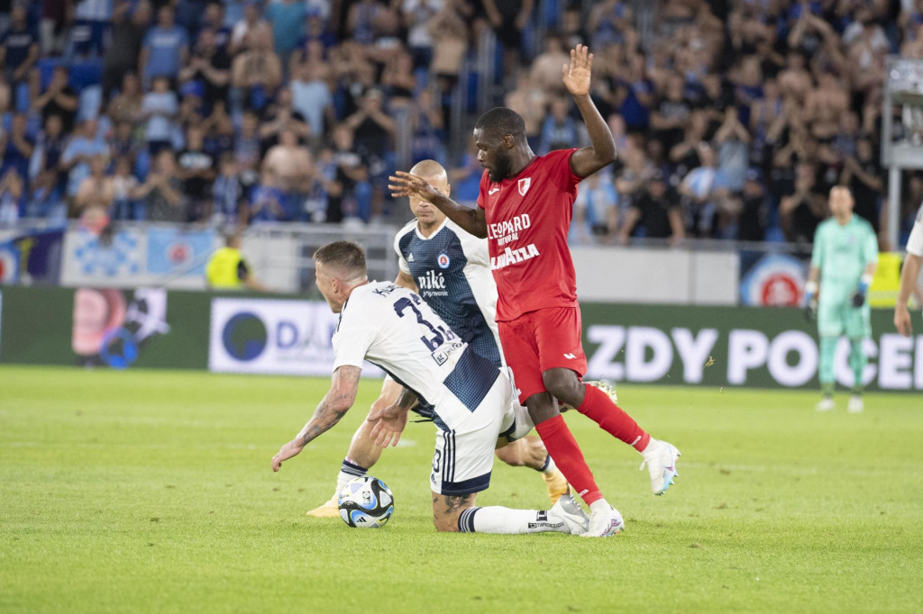 Vľavo Juraj Kucka (Slovan) a vpravo Nego Ekofo (Hesper) počas z&aacute;pasu 1. predkola kvalifik&aacute;cie Ligy majstrov. FOTO: TASR/Pavel Neubauer