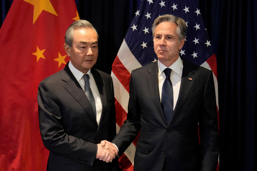 Americký minister zahraničných vecí Antony Blinken si podáva ruku so šéfom zahraničnej politiky Komunistickej strany Číny Wang I počas ich bilaterálneho stretnutia na okraji stretnutia ministrov zahraničných vecí Združenia krajín juhovýchodnej Ázie v Jakarte. FOTO: Reuters