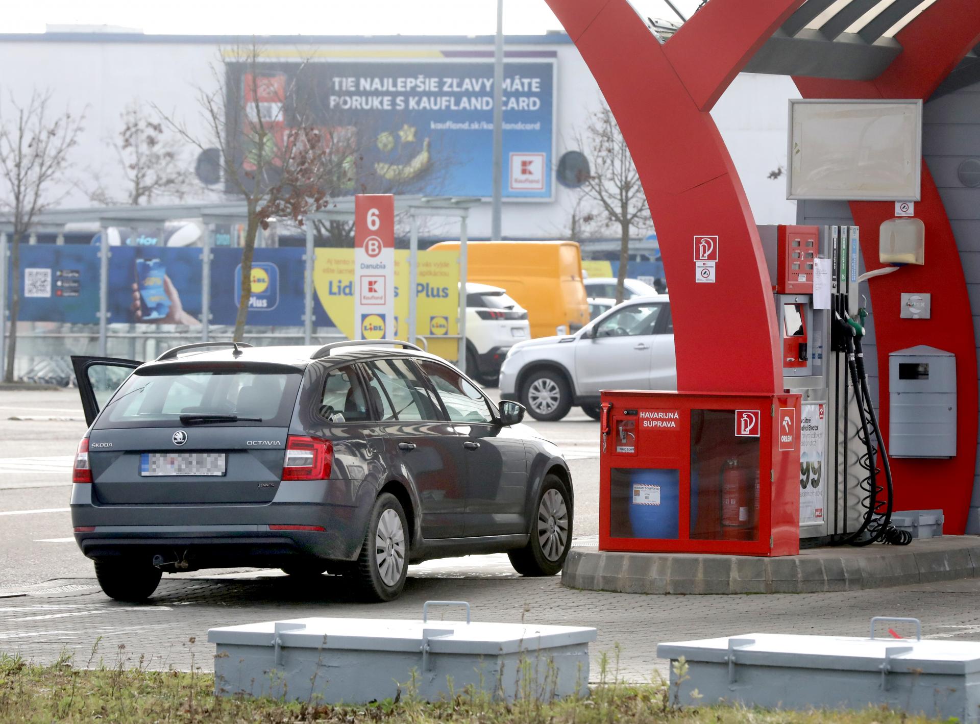Drahší benzín ako v Česku aj Rakúsku. Rastúce ceny palív na Slovensku otočili infláciu