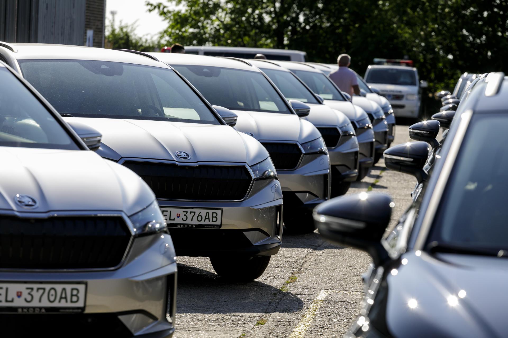 Policajti dostali prvých 24 elektromobilov obstaraných z plánu obnovy. Každý stál 40-tisíc eur