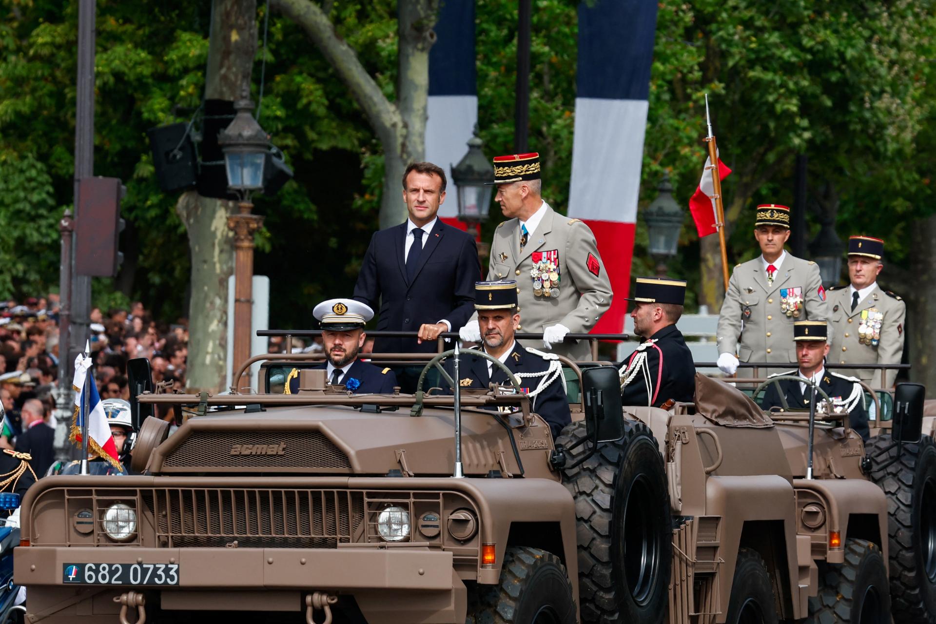 Príchodom prezidenta Macrona Paríža odštartovala vojenská prehliadka v Paríži