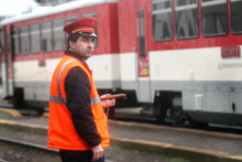 Kým vlaky do Česka na západe krajiny by mali v budúcnosti jazdiť 200-kou, na Kysuciach jazdia stále miestami len rýchlosťou 80 kilometrov za hodinu. FOTO: HN/Pavol Funtál