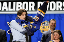 Slovenský hokejista Dalibor Dvorský si oblieka dres St. Louis Blues po tom, ako si ho vybrali z desiateho miesta počas vstupného draftu NHL. FOTO TASR/AP
