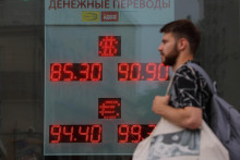 Kurz eura voči doláru sa v piatok ráno dostal na úroveň 1,1243 USD/EUR. FOTO: Reuters