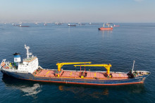 Nákladná loď čaká na preplávanie cez Bospor. FOTO: Reuters