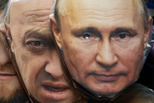 Masky s podobizňami ruského prezidenta Vladimira Putina (vpravo) a zakladateľa ruskej žoldnierskej Wagnerovej skupiny Jevgenija Prigožina. FOTO: TASR/AP