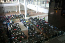 Na londýnskom letisku Heathrow nestíhajú odbaviť batožinu cestujúcich. FOTO: Reuters