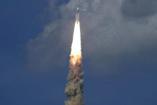 Nosná raketa s indickou lunárnou misiou Čandraján-3 odštartovala z kozmodrómu Šríharikóta v štáte Ándhrapradéš na juhovýchodnom pobreží Indie. FOTO: TASR/AP