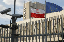 Pred poľským veľvyslanectvom v Moskve vejú vlajky Európskej únie a Poľska. FOTO: Reuters SNÍMKA: Reuters