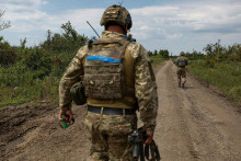 Ukrajinskí vojaci idú po ceste v nedávno dobytej dedine Novodarivka. FOTO: Reuters