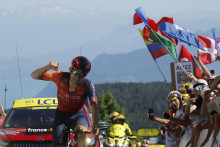 Poľský cyklista Michal Kwiatkowski oslavuje víťazstvo v 13. etape na Tour de France. FOTO: Reuters