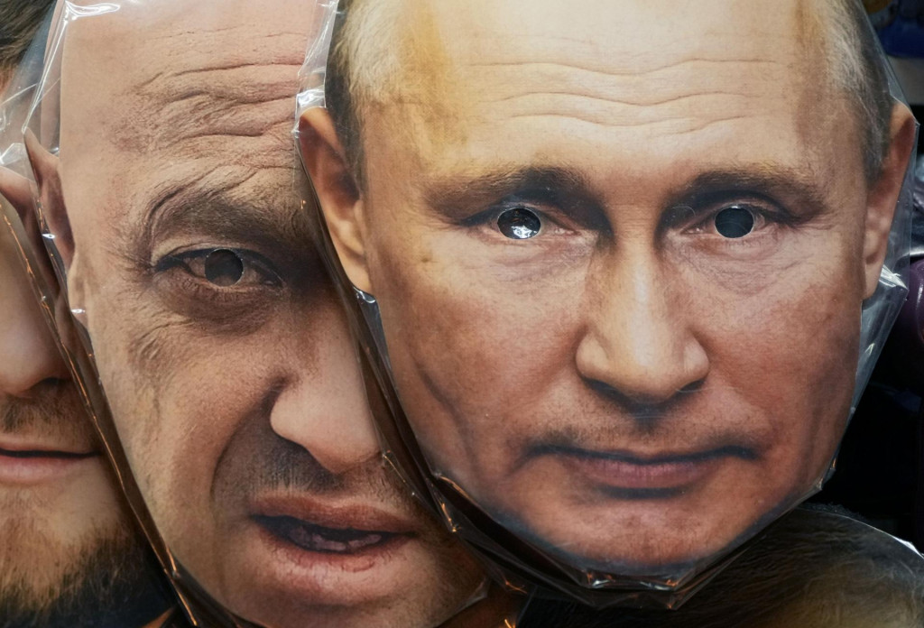 Masky s podobizňami ruského prezidenta Vladimira Putina (vpravo) a zakladateľa ruskej žoldnierskej Wagnerovej skupiny Jevgenija Prigožina. FOTO: TASR/AP
