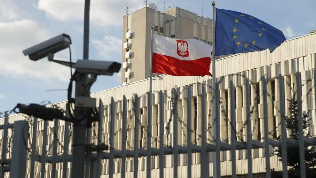 Pred poľským veľvyslanectvom v Moskve vejú vlajky Európskej únie a Poľska. FOTO: Reuters SNÍMKA: Reuters