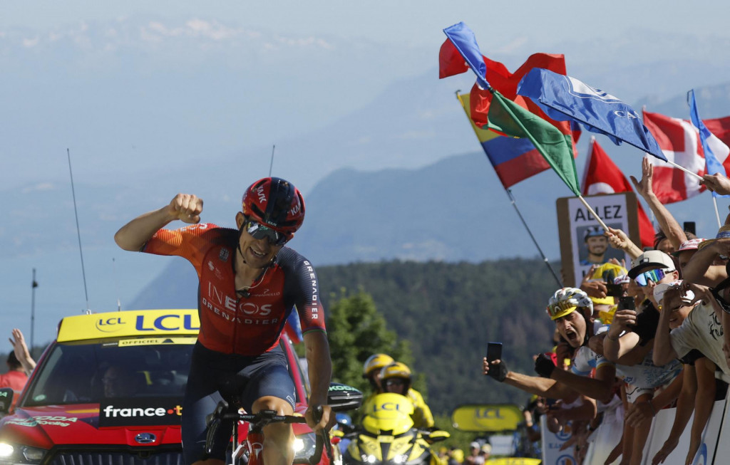 Poľský cyklista Michal Kwiatkowski oslavuje víťazstvo v 13. etape na Tour de France. FOTO: Reuters