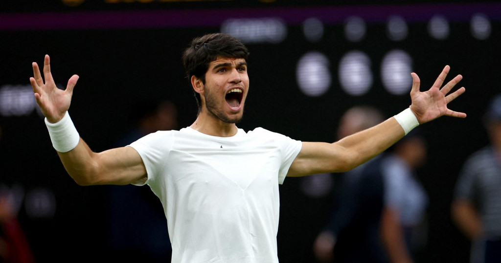 Španielsky tenista Carlos Alcaraz oslavuje postup do finále Wimbledonu. FOTO: Reuters