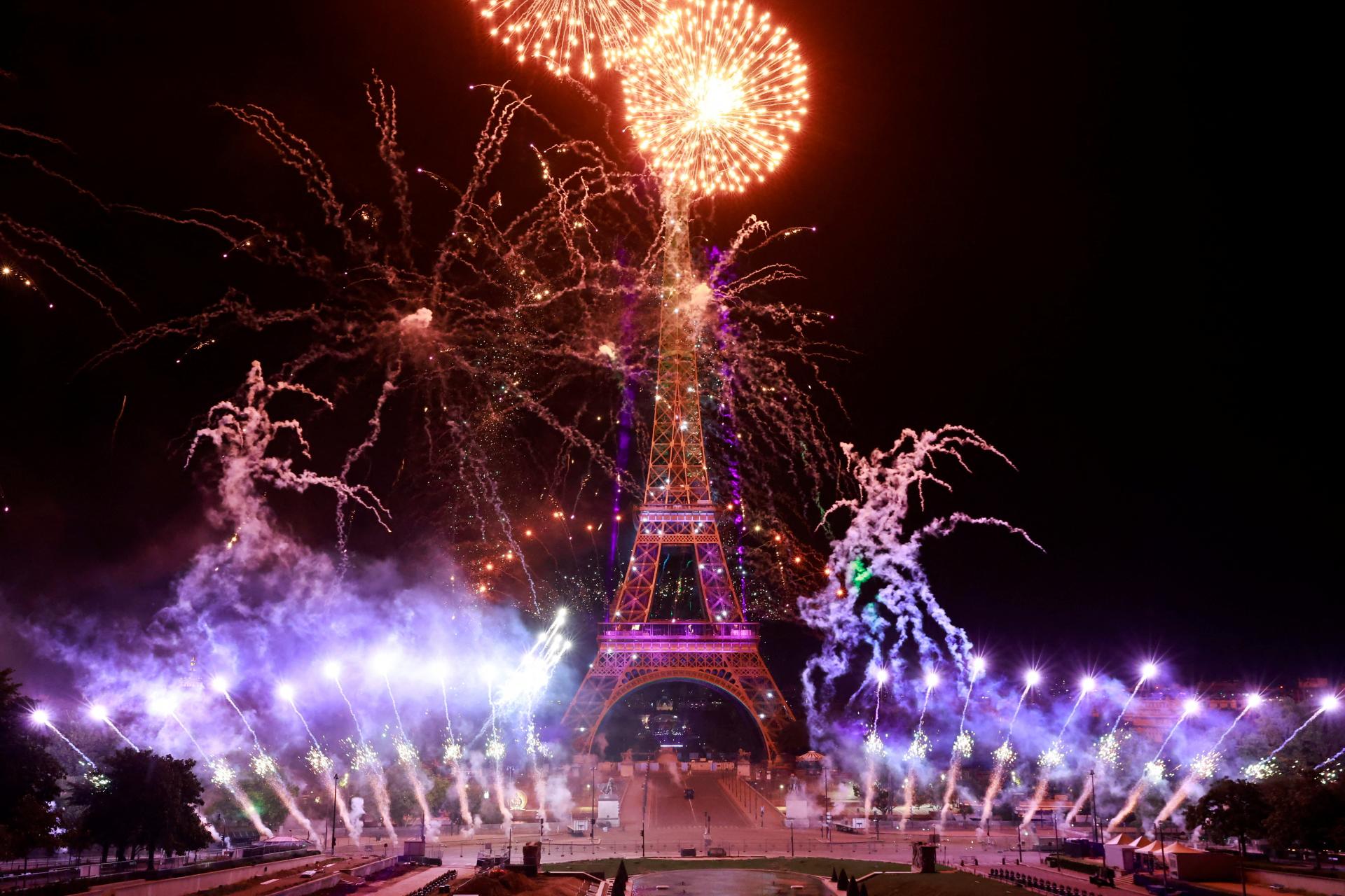 Le 14 juillet se passe presque sans encombre.  Chaque année, la fête française s’accompagne d’émeutes