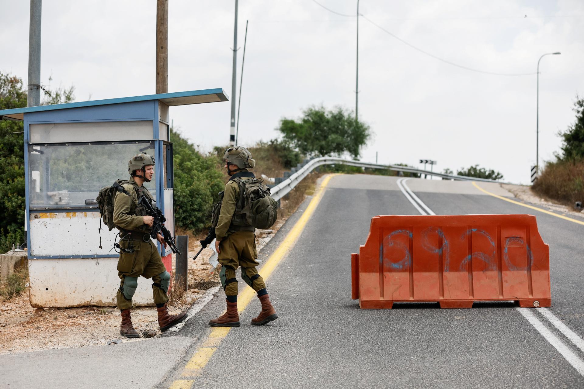 Palestínsky útočník na Západnom brehu Jordánu zranil troch ľudí, uviedla armáda. Vojaci ho hľadajú