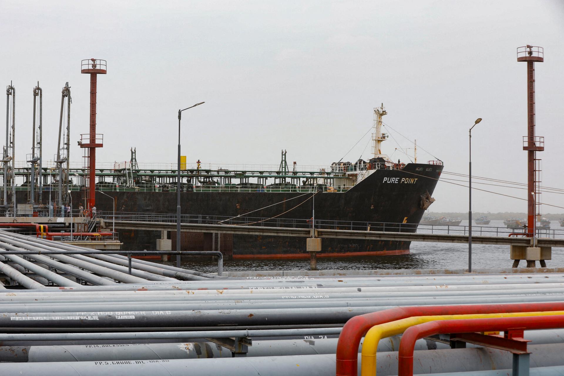 Cena ruskej ropy sa dostala nad povolený strop 60 dolárov za barel. Západ si musí opatrenia vynútiť