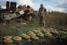 Ukrajinský vojak skúma ruské protitankové míny. FOTO: Reuters
