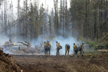 Americkí hasiči pracujú na požiari v komplexe Basset v blízkosti osady Paddle Prairie Metis v štáte Alberta. FOTO: Reuters